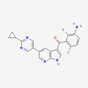 molecular formula C21H15F2N5O B8091634 (3-amino-2,6-difluorophenyl)(5-(2-cyclopropylpyrimidin-5-yl)-1H-pyrrolo[2,3-b]pyridin-3-yl)methanone 