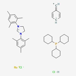 molecular formula C46H67Cl2N2PRu B8091991 Dichloro(1,3-bismesitylimidazolidine-2-yl)(tricyclohexylphosphino)benzylideneruthenium(VI) 