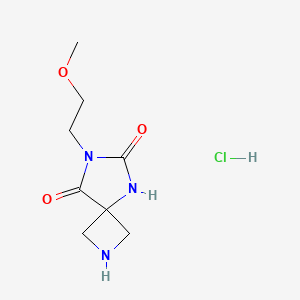 molecular formula C8H14ClN3O3 B8092535 7-(2-Methoxyethyl)-2,5,7-triazaspiro[3.4]octane-6,8-dione hydrochloride 