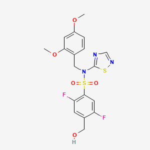 molecular formula C18H17F2N3O5S2 B8092866 N-(2,4-Dimethoxybenzyl)-2,5-difluoro-4-(hydroxymethyl)-N-(1,2,4-thiadiazol-5-yl)benzenesulfonamide 