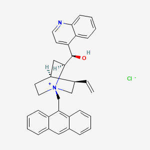 molecular formula C34H33ClN2O B8098752 (1S,2S,4S,5R)-1-(Anthracen-9-ylmethyl)-2-((R)-hydroxy(quinolin-4-yl)methyl)-5-vinylquinuclidin-1-ium chloride 