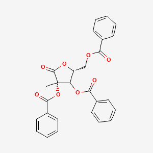 molecular formula C27H22O8 B8100320 (3S,5R)-5-((benzoyloxy)methyl)-3-methyl-2-oxotetrahydrofuran-3,4-diyl dibenzoate 
