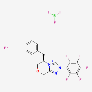 molecular formula C18H13BF9N3O B8100392 (5R)-5-benzyl-2-(2,3,4,5,6-pentafluorophenyl)-6,8-dihydro-5H-[1,2,4]triazolo[3,4-c][1,4]oxazin-4-ium;trifluoroborane;fluoride 