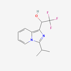 molecular formula C12H13F3N2O B8103045 2,2,2-Trifluoro-1-[3-(propan-2-yl)imidazo[1,5-a]pyridin-1-yl]ethan-1-ol 