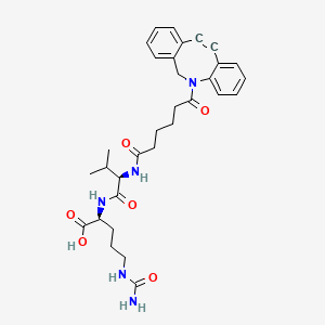 molecular formula C32H39N5O6 B8103690 (2S)-2-[[(2R)-2-[[6-(2-azatricyclo[10.4.0.04,9]hexadeca-1(16),4,6,8,12,14-hexaen-10-yn-2-yl)-6-oxohexanoyl]amino]-3-methylbutanoyl]amino]-5-(carbamoylamino)pentanoic acid 