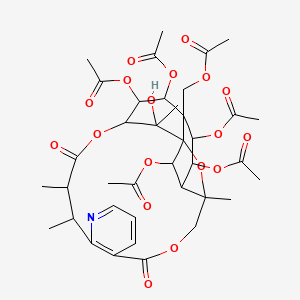 molecular formula C38H47NO18 B8106718 (18,19,21,22,24-Pentaacetyloxy-25-hydroxy-3,13,14,25-tetramethyl-6,15-dioxo-2,5,16-trioxa-11-azapentacyclo[15.7.1.01,20.03,23.07,12]pentacosa-7(12),8,10-trien-20-yl)methyl acetate 