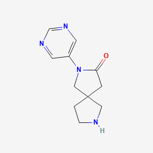 molecular formula C11H14N4O B8109524 2-(Pyrimidin-5-Yl)-2,7-Diazaspiro[4.4]Nonan-3-One 