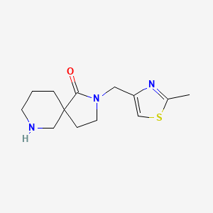 molecular formula C13H19N3OS B8110768 2-((2-Methylthiazol-4-yl)methyl)-2,7-diazaspiro[4.5]decan-1-one 