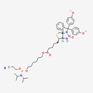 molecular formula C46H63N4O7PS B8114033 6-[2-cyanoethoxy-[di(propan-2-yl)amino]phosphanyl]oxyhexyl 5-[(3aR,6S,6aS)-3-[bis(4-methoxyphenyl)-phenylmethyl]-2-oxo-3a,4,6,6a-tetrahydro-1H-thieno[3,4-d]imidazol-6-yl]pentanoate 