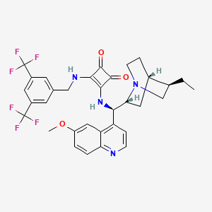 molecular formula C33H32F6N4O3 B8117502 3-[[(8R,9R)-6'-Methoxy-10,11-dihydrocinchonan-9-yl]amino]-4-[3,5-bis(trifluoromethyl)benzylamino]-3-cyclobutene-1,2-dione 