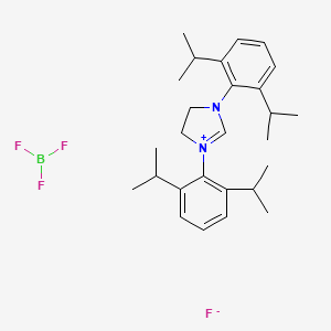 molecular formula C27H39BF4N2 B8118604 1,3-Bis[2,6-di(propan-2-yl)phenyl]-4,5-dihydroimidazol-1-ium;trifluoroborane;fluoride 