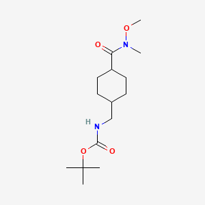 molecular formula C15H28N2O4 B8120935 trans-4-[(Boc-amino)methyl]-N-methoxy-N-methylcyclohexanecarboxamide 