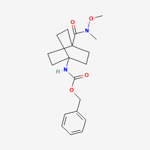 molecular formula C19H26N2O4 B8121105 [4-(Methoxy-methyl-carbamoyl)-bicyclo[2.2.2]oct-1-yl]-carbamic acid benzyl ester 
