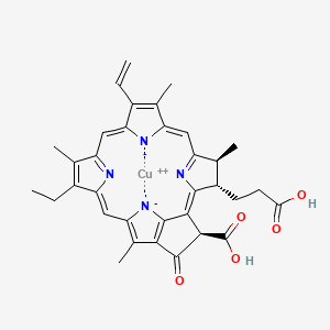 molecular formula C34H32CuN4O5 B8124359 copper;(3R,21S,22S)-22-(2-carboxyethyl)-16-ethenyl-11-ethyl-12,17,21,26-tetramethyl-4-oxo-23,25-diaza-7,24-diazanidahexacyclo[18.2.1.15,8.110,13.115,18.02,6]hexacosa-1,5,8(26),9,11,13(25),14,16,18,20(23)-decaene-3-carboxylic acid 