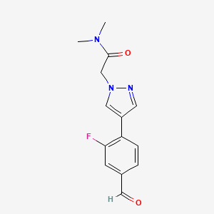 molecular formula C14H14FN3O2 B8128590 2-[4-(2-Fluoro-4-formylphenyl)-pyrazol-1-yl]-N,N-dimethyl-acetamide 