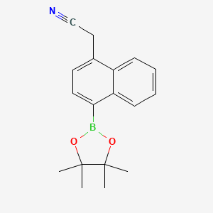 molecular formula C18H20BNO2 B8129658 2-[4-(4,4,5,5-Tetramethyl-1,3,2-dioxaborolan-2-yl)naphthalen-1-yl]acetonitrile 