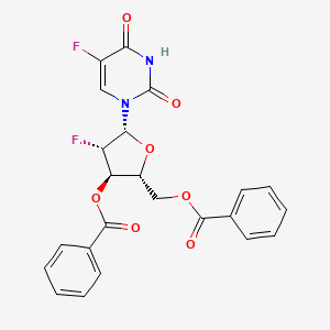 molecular formula C23H18F2N2O7 B8132501 ((2R,3R,4S,5R)-3-(Benzoyloxy)-4-fluoro-5-(5-fluoro-2,4-dioxo-3,4-dihydropyrimidin-1(2H)-yl)tetrahydrofuran-2-yl)methyl benzoate 