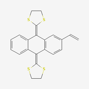 molecular formula C22H18S4 B8135247 2-[10-(1,3-Dithiolan-2-ylidene)-2-ethenylanthracen-9-ylidene]-1,3-dithiolane 