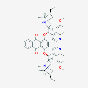 molecular formula C54H56N4O6 B8136796 1,4-Bis[(9S)-10,11-dihydro-6 inverted exclamation marka-methoxycinchonan-9-yl]-9,10-anthracenedione 