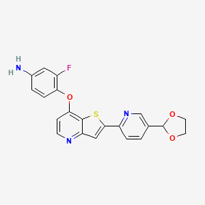 molecular formula C21H16FN3O3S B8136910 4-((2-(5-(1,3-Dioxolan-2-yl)pyridin-2-yl)thieno[3,2-b]pyridin-7-yl)oxy)-3-fluoroaniline 