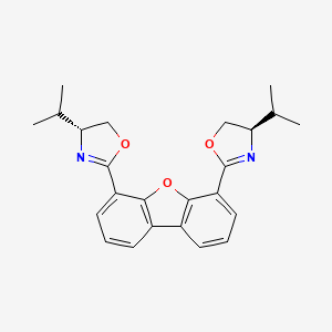 molecular formula C24H26N2O3 B8137451 4,6-Bis((R)-4-isopropyl-4,5-dihydrooxazol-2-yl)dibenzo[b,d]furan 