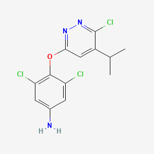 molecular formula C13H12Cl3N3O B8140473 3,5-Dichloro-4-((6-chloro-5-isopropylpyridazin-3-yl)oxy)aniline 
