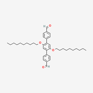 molecular formula C40H54O4 B8145064 2',5'-双(癸氧基)-[1,1':4',1''-联苯]-4,4''-二甲醛 