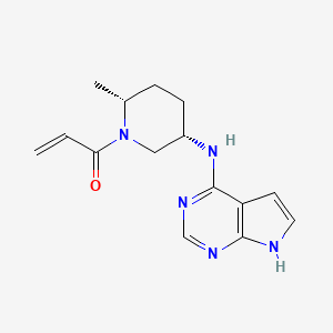 molecular formula C15H19N5O B8146254 1-((2R,5S)-5-((7H-吡咯并[2,3-d]嘧啶-4-基)氨基)-2-甲基哌啶-1-基)丙-2-烯-1-酮 