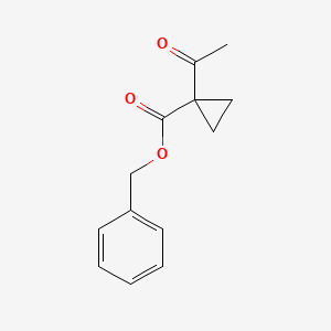 molecular formula C13H14O3 B8146598 Benzyl 1-acetylcyclopropane-1-carboxylate 