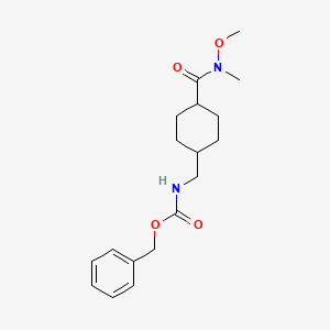 molecular formula C18H26N2O4 B8148649 [4-(Methoxy-methyl-carbamoyl)-cyclohexylmethyl]-carbamic acid benzyl ester 