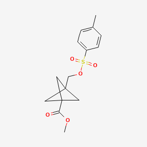 molecular formula C15H18O5S B8151404 Methyl 3-((tosyloxy)methyl)bicyclo[1.1.1]pentane-1-carboxylate 