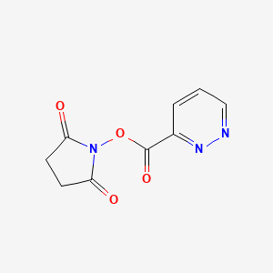 molecular formula C9H7N3O4 B8151420 2,5-Dioxopyrrolidin-1-yl pyridazine-3-carboxylate 