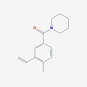 molecular formula C15H19NO B8151824 (4-Methyl-3-vinylphenyl)(piperidin-1-yl)methanone 