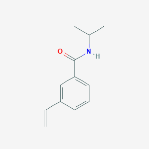 molecular formula C12H15NO B8155305 N-异丙基-3-乙烯基苯甲酰胺 