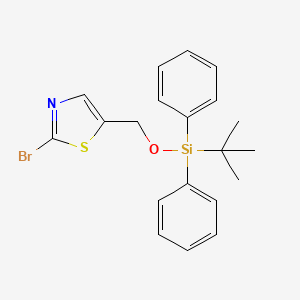 molecular formula C20H22BrNOSSi B8156771 2-Bromo-5-((tert-butyldiphenylsilyloxy)methyl)thiazole 