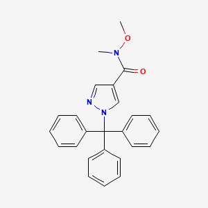 molecular formula C25H23N3O2 B8158376 N-methoxy-N-methyl-1-trityl-1H-pyrazole-4-carboxamide 