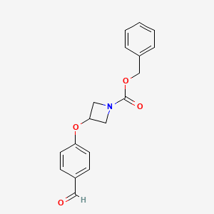 molecular formula C18H17NO4 B8160453 Benzyl 3-(4-formylphenoxy)azetidine-1-carboxylate 
