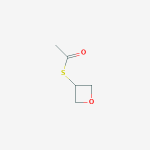 molecular formula C5H8O2S B8160809 S-(oxetan-3-yl)ethanethioate 