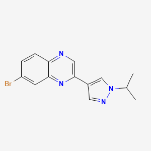 molecular formula C14H13BrN4 B8161036 7-Bromo-2-(1-isopropyl-1H-pyrazol-4-yl)quinoxaline 
