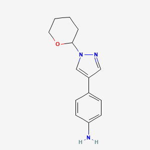 molecular formula C14H17N3O B8162691 4-(1-(四氢-2H-吡喃-2-基)-1H-吡唑-4-基)苯胺 