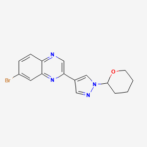 molecular formula C16H15BrN4O B8165360 7-溴-2-(1-(四氢-2H-吡喃-2-基)-1H-吡唑-4-基)喹喔啉 