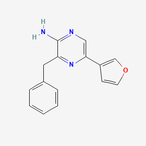 molecular formula C15H13N3O B8169320 2-氨基-3-苄基-5-(呋喃-3)-吡嗪 
