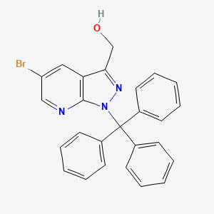 molecular formula C26H20BrN3O B8169776 (5-bromo-1-trityl-1H-pyrazolo[3,4-b]pyridin-3-yl)methanol 