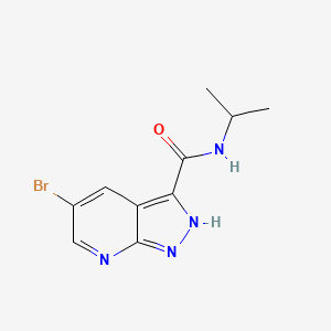 molecular formula C10H11BrN4O B8169799 5-Bromo-N-isopropyl-1H-pyrazolo[3,4-b]pyridine-3-carboxamide 