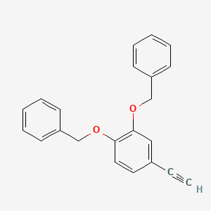 molecular formula C22H18O2 B8173108 (((4-Ethynyl-1,2-phenylene)bis(oxy))bis(methylene))dibenzene 