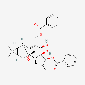 molecular formula C34H36O7 B8175995 [(1S,4S,5S,6R,9R,10R,12R,14R)-4-benzoyloxy-5,6-dihydroxy-3,11,11,14-tetramethyl-15-oxo-7-tetracyclo[7.5.1.01,5.010,12]pentadeca-2,7-dienyl]methyl benzoate 