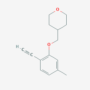 molecular formula C15H18O2 B8176735 4-((2-Ethynyl-5-methylphenoxy)methyl)tetrahydro-2H-pyran 