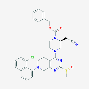 molecular formula C32H31ClN6O3S B8180660 Benzyl (2S)-4-(7-(8-chloronaphthalen-1-yl)-2-(methylsulfinyl)-5,6,7,8-tetrahydropyrido[3,4-d]pyrimidin-4-yl)-2-(cyanomethyl)piperazine-1-carboxylate 