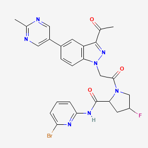 molecular formula C26H23BrFN7O3 B8180757 (2S,4R)-1-{[3-acetyl-5-(2-methylpyrimidin-5-yl)-1H-indazol-1-yl]acetyl}-N-(6-bromopyridin-2-yl)-4-fluoropyrrolidine-2-carboxamide 
