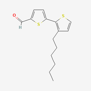 molecular formula C15H18OS2 B8181518 3'-Hexyl-[2,2'-bithiophene]-5-carbaldehyde 